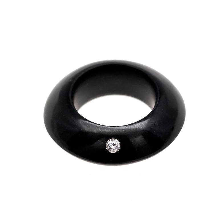 RING, onyx set with brilliant cut diamond, 0.08 cts.