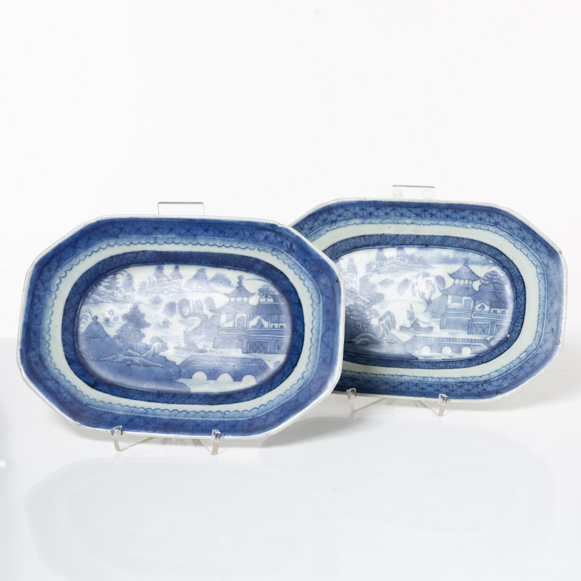 A pair of Chinese blue and white porcelain dishes and two jars, Qing dynasty, 19th century.