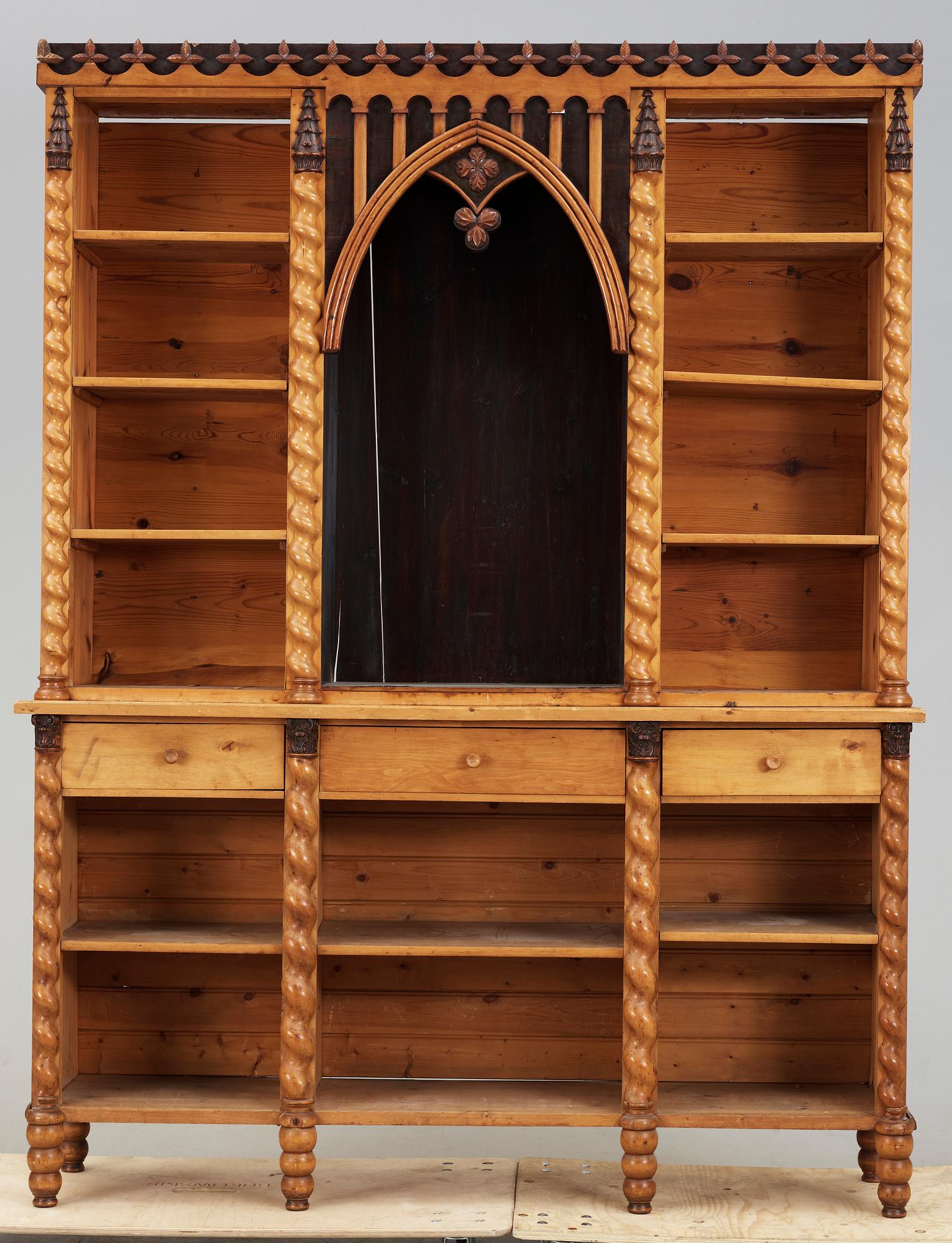 APOTEKSSKÅP, nygotik, Ystad, omkring 1800-talets mitt.