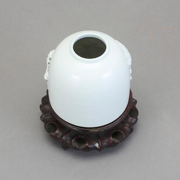 PENSELBAD, blanc de chine. Kina, 1900-tal med sigillmärke.