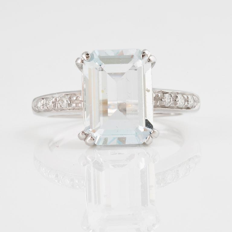 RING, med fasettslipad akvamarin ca 1.90 ct och 6 briljantslipade diamanter ca 0.10 ct.