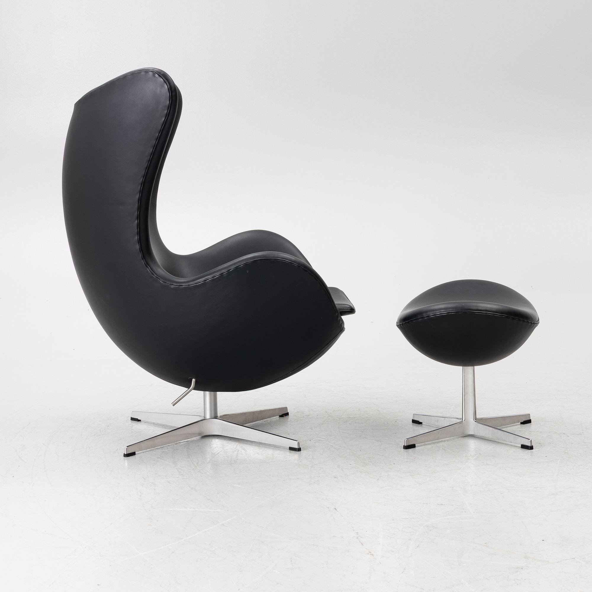 Arne Jacobsen, fåtölj med fotpall, "Ägget", Fritz Hansen, Danmark, 2022.