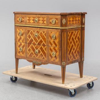 An early 20th century gustavian style chest of drawers.