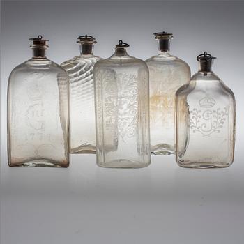 BRÄNNVINSFLASKOR, 5 st. Glas. 1800-tal.