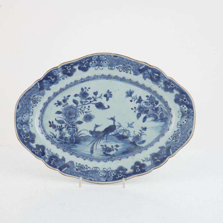 A pair of blue and white Chinese export porcelain dishes, Qing dynasty, Qianlong 1736-95).