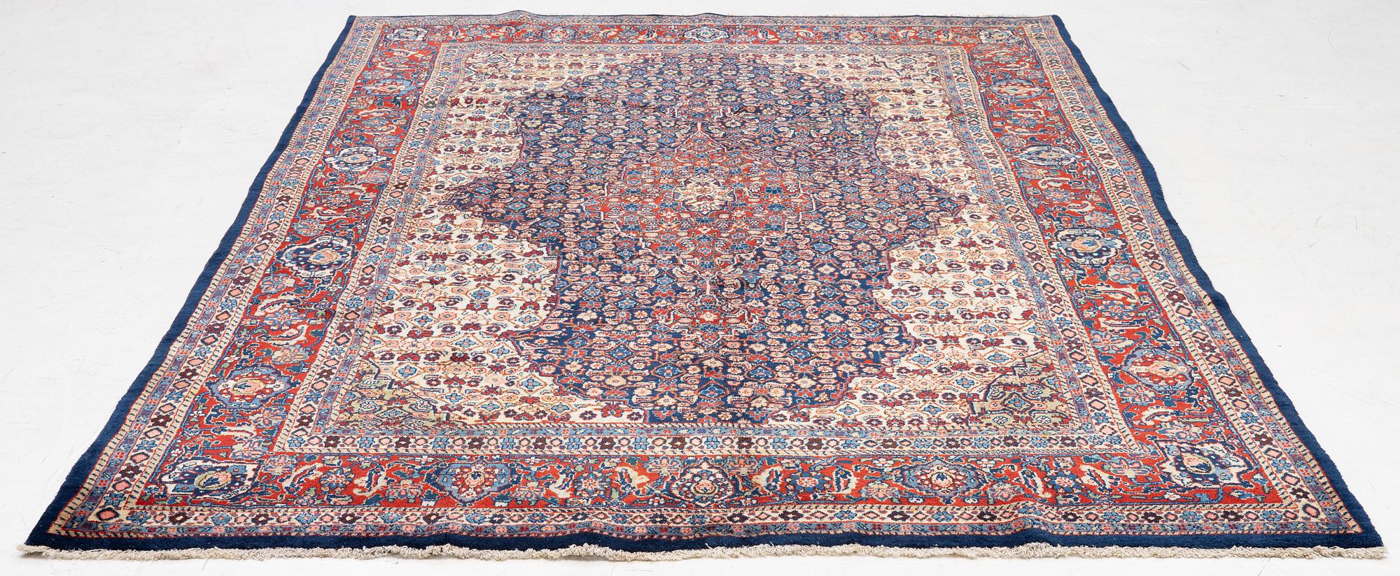 A Sarough carpet, approx. 333 x 210 cm.