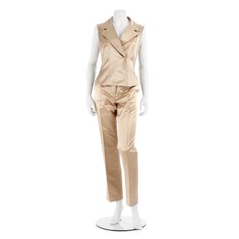 337. MAX MARA, a two-piece suit consisting of a vest and pants. Size 40 /42.