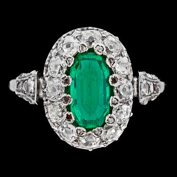 RING, smaragd med antikslipade diamanter, tot. ca 1.20 ct.
