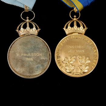 MEDALJER, 2 st, varav en 23k guld, 1990 resp 1985. Guldvikt ca 40g.