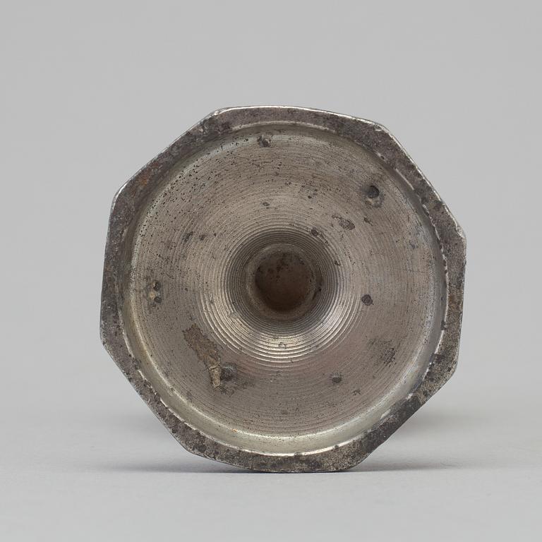 A 17TH CENTURY PEWTER SHAKER.