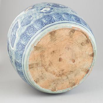 A Japanese flower pot, first half of the 20th century.