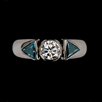 RING, titan, briljant 0,52 ct, 2 x blå diamanter à 0,25 ct. Gad Leinson Helsingfors 2008. Intyg EGL. Unik.