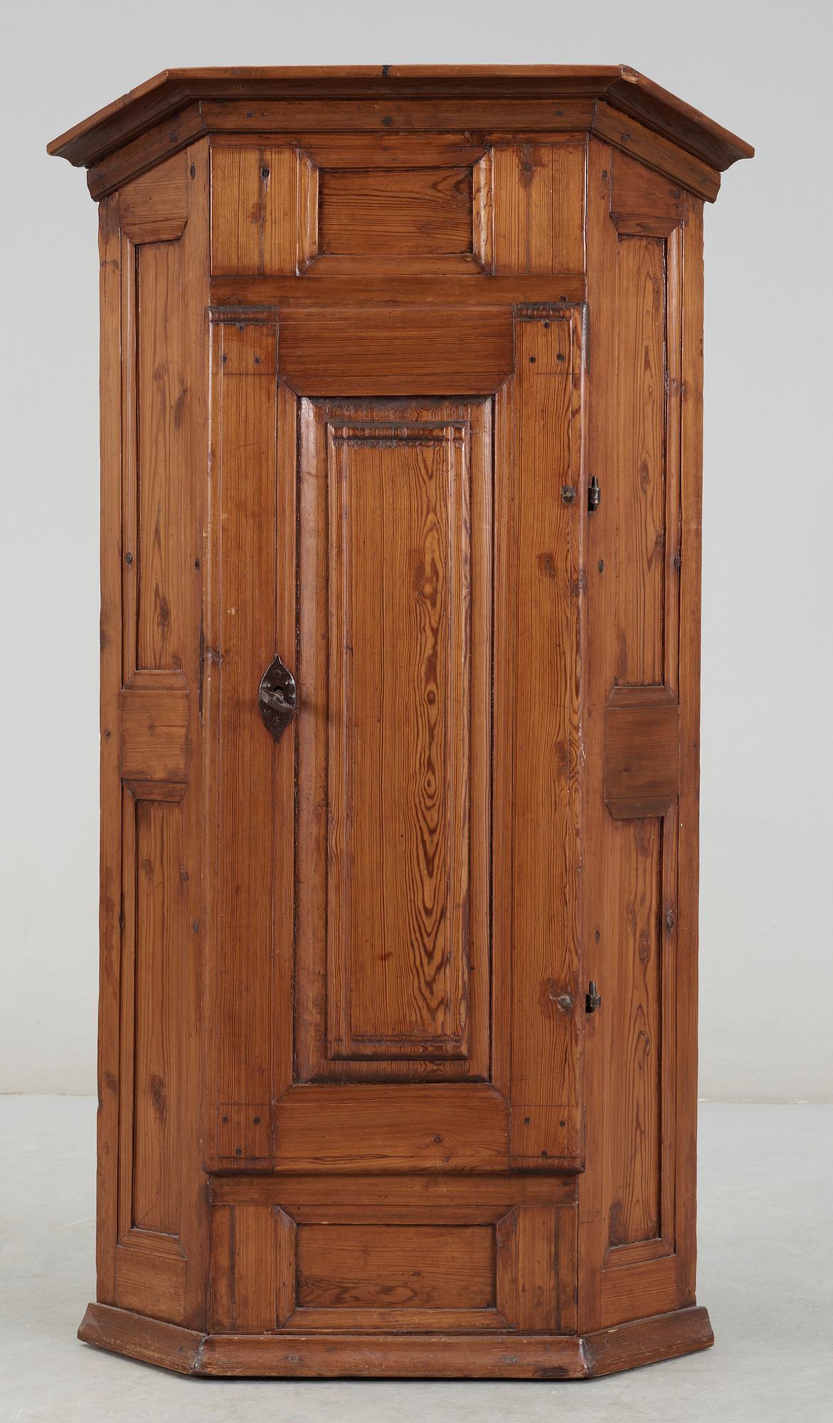 HÖRNSKÅP, allmoge, 1700-tal.