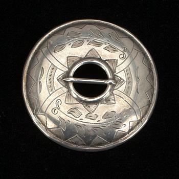 BROSCH, HÄNGE, HALSSMYCKE samt RINGAR, 3 st., silver. Tot. vikt ca 45 g.