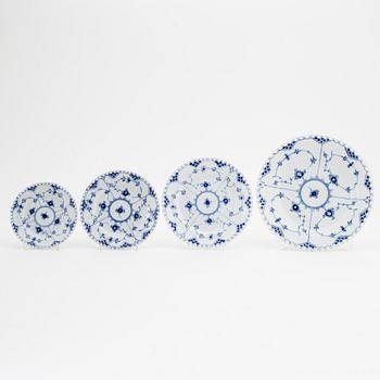 Matservis, 107 delar, porslin, "Musselmalet", Royal Copenhagen, Danmark.