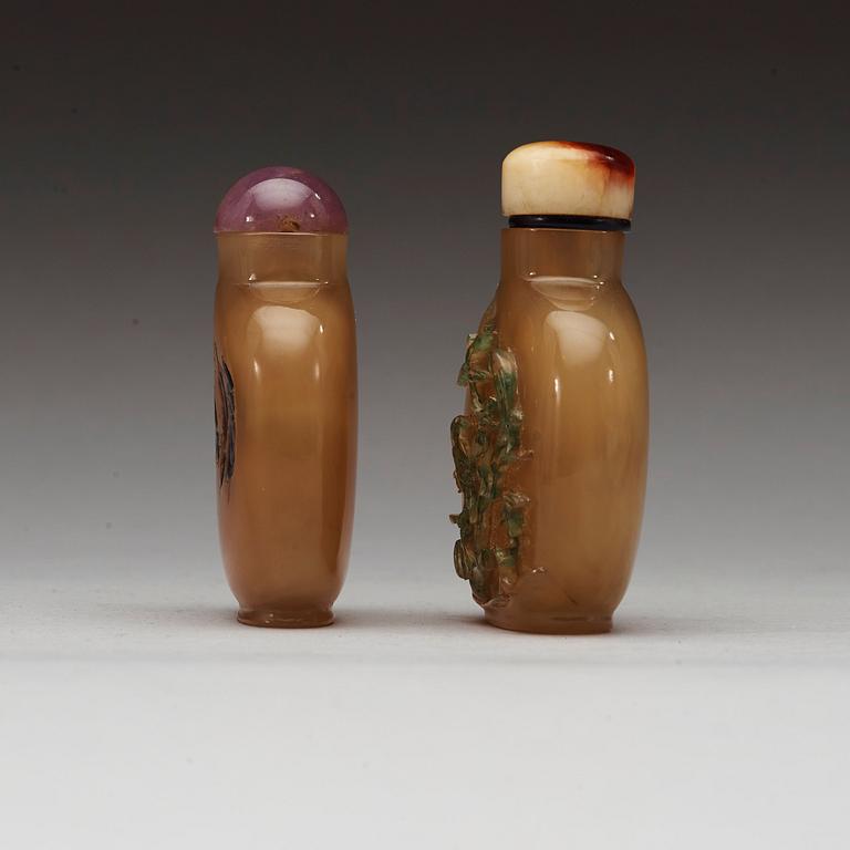 Two agath snuff bottles, Qing dynasty,, 19th century.
