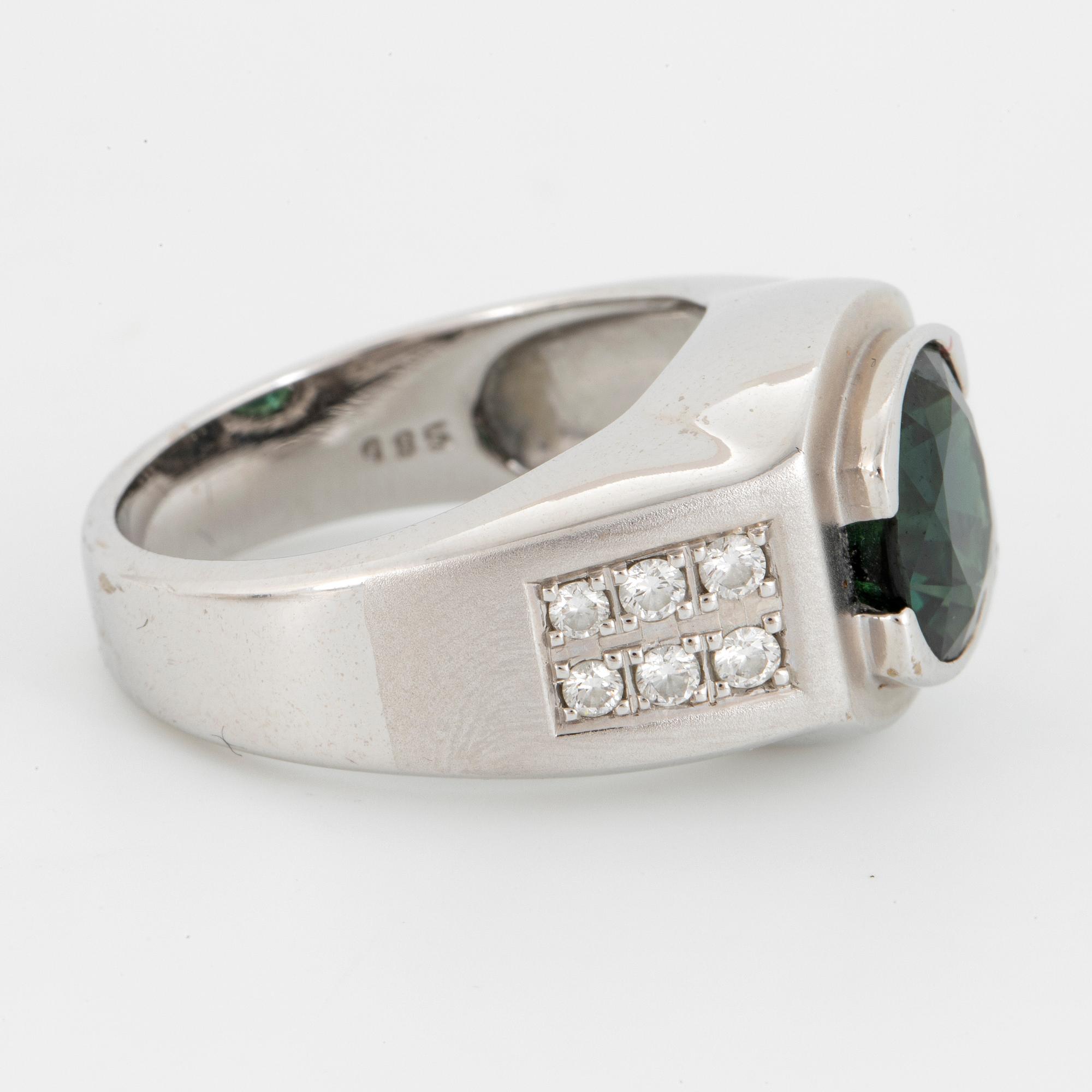 18K white gold and green sapphire och brilliant-cut diamond ring.