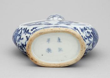 PILGRIMSFLASKA, porslin, Kina, 1800-tal.