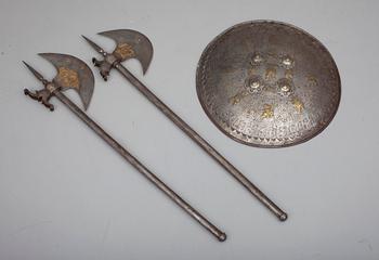 YXOR, ett par, samt SKÖLD, indopersiska, järn, 1800-talets slut/sekelskiftet 1800/1900-tal.