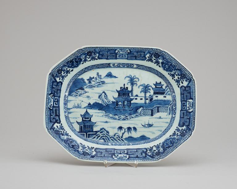 A blue and white serving dish. Qing dynasty, Qianlong (1736-95).