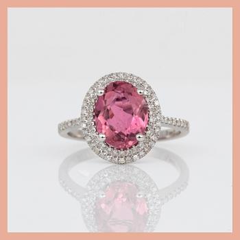 RING, 14K vitguld med ovalslipad rosa turmalin, ca 3,15 ct omgive av små diamanter tot ca 0,58 ct. Total vikt ca 3,24 g.