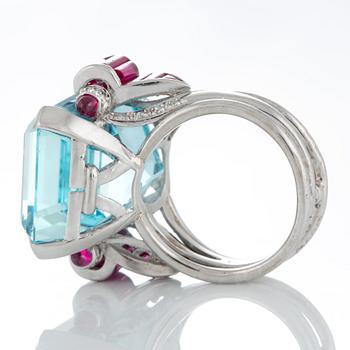 Ring med en fasettslipad akvamarin ca 35 ct och trappslipade rubiner total vikt ca 1.50 ct.