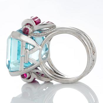 A ring set with a step-cut aquamarine with a weight of ca 35 cts and step-cut rubies ca 1.50 cts.