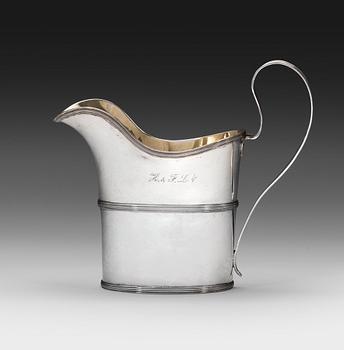 450. GRÄDDKANNA, silver. Nils Linneus Stockholm 1810. Invändigt förgylld. Höjd 13 cm. Vikt 185 g.