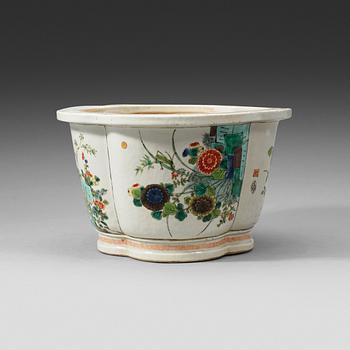 279. A famille verte flower pot, Qing dynasty, 19th Century.