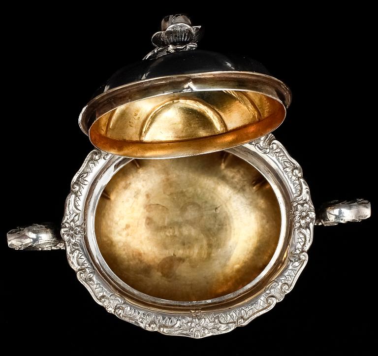 SKÅLAR, 2 st, silver, en med svenska konstrollstämplar, 1900-talets första hälft. Tot vikt ca cirka 658 gram.