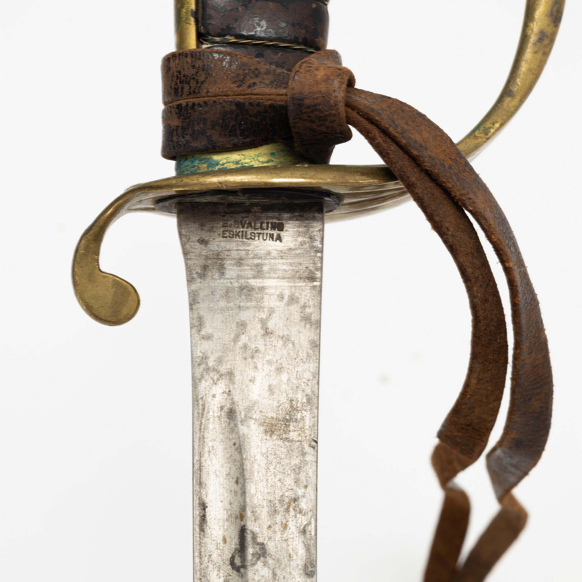 Huggare svensk, m/1885 för sjöunderofficer, med balja.