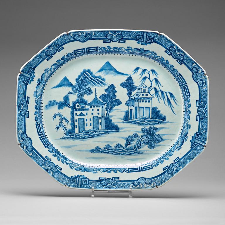 A blue and white serving dish, Qing dynasty, Qianlong (1736-95).