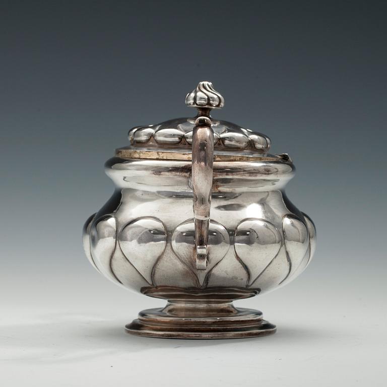 A SUGAR BOWL, 84 silver. Marked вл. Assay master Viktor Savinsky Moscow 1863. Height 13,5 cm. Weight 368,8 g.