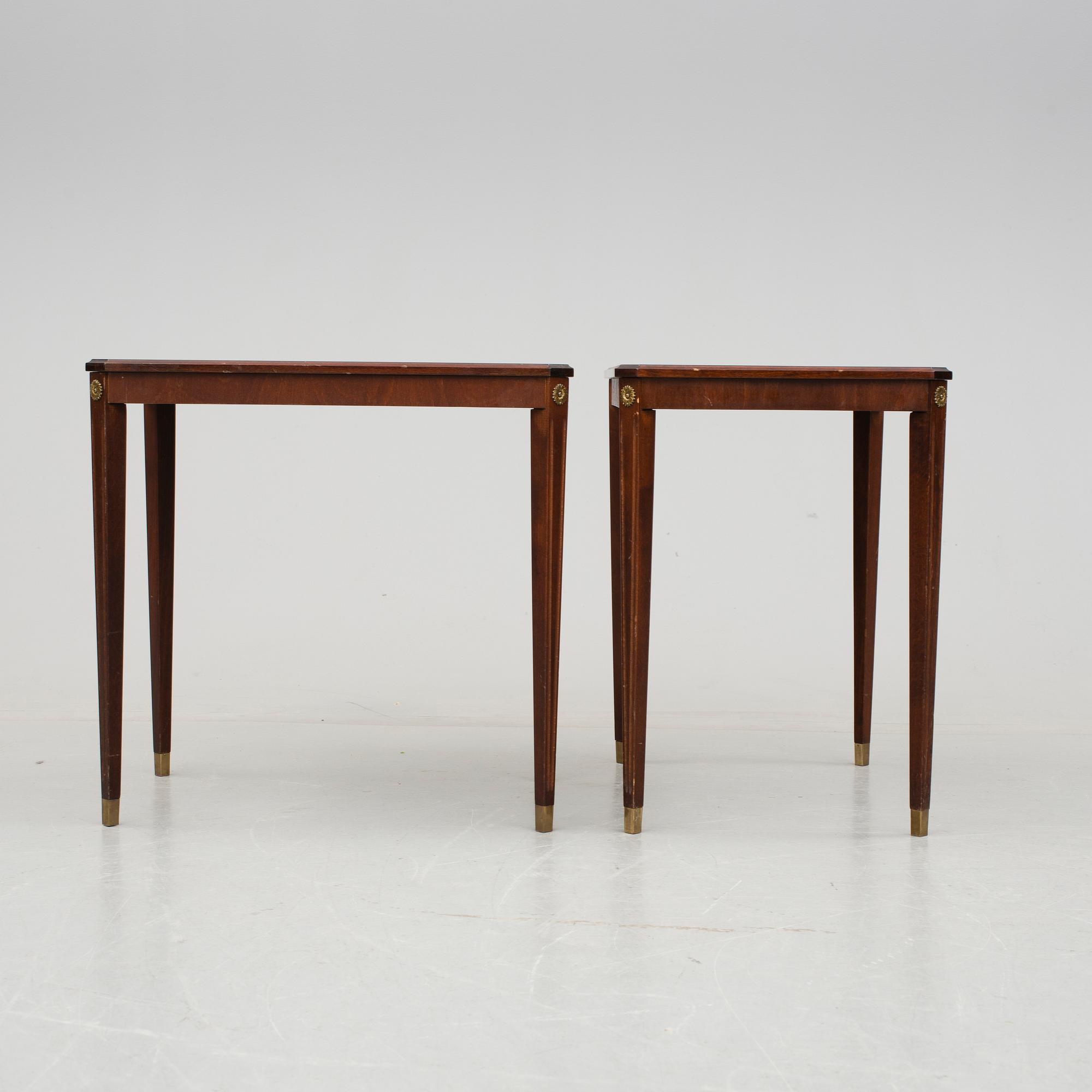 SIDOBORD, 2 st. Gustaviansk stil, 1900-talets mitt.