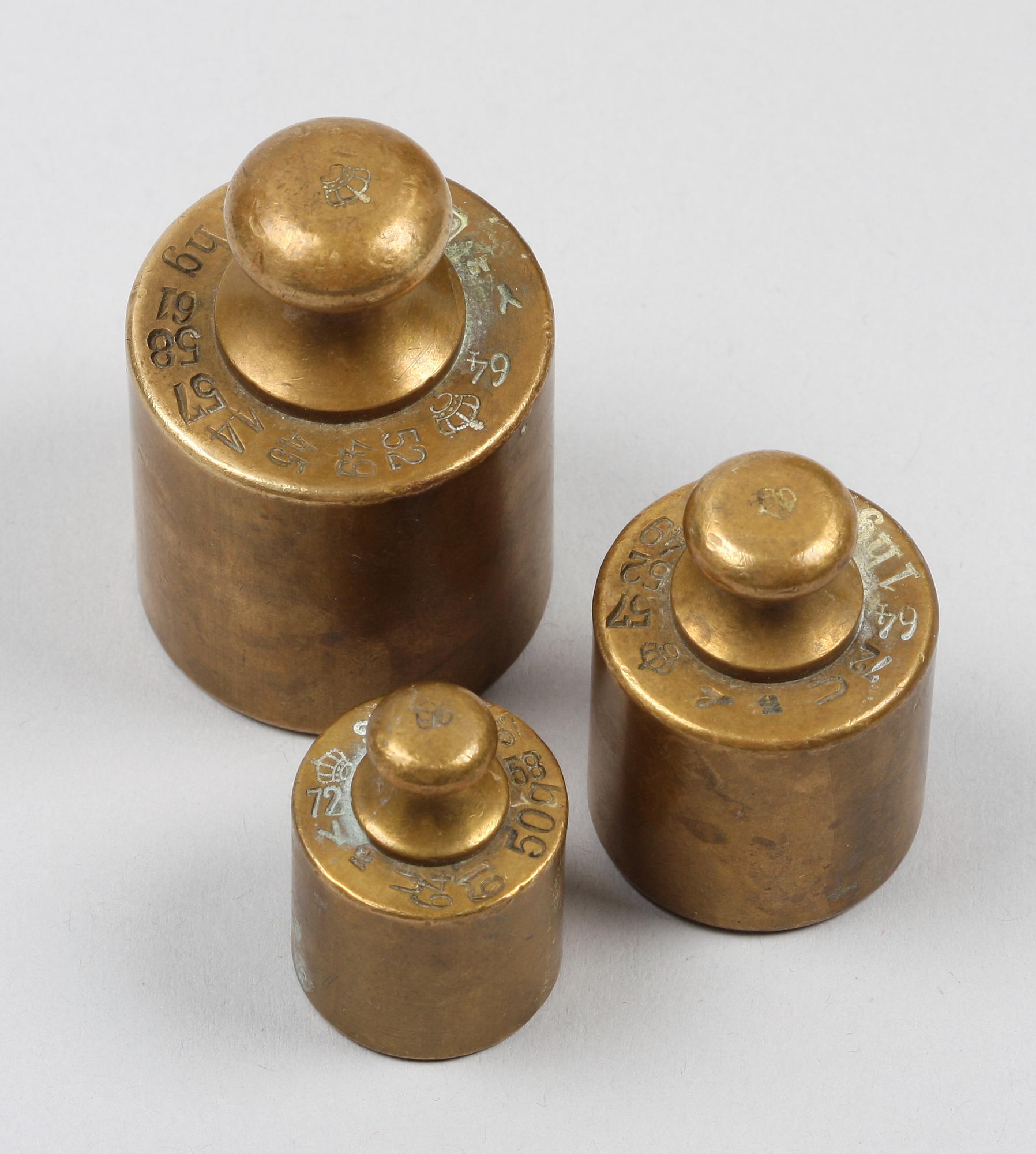 MORTEL SAMT VIKTER, 4 delar, mässing, 1800/1900-tal.