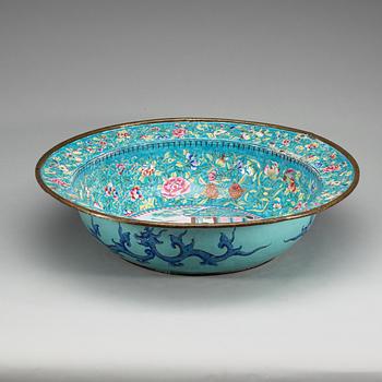 A large Canton enameled basin, Qing dynasty Jiaqing (1796-1820).