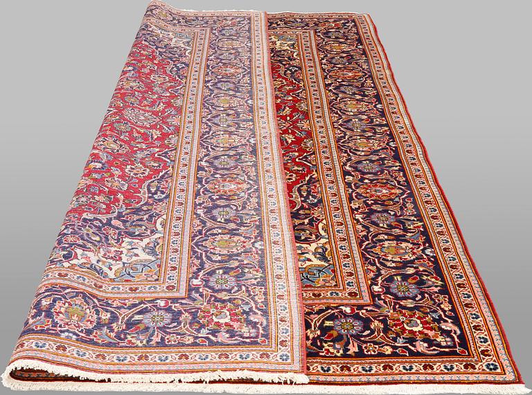 A Keshan rug, approx. 305 x 194 cm.