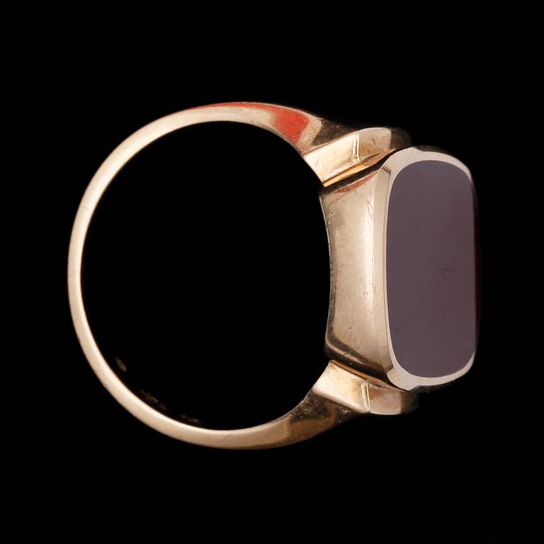 HERRKLACKRING, guld 18K, karneol, 1900-tal. Vikt ca 11,5 gram.
