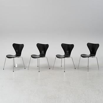 Four 'serie 7 chairs' by Arne Jacobsen for Fritz Hansen.