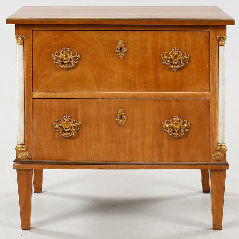 A chest of drawers, early 20th century.