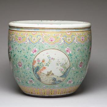 FISKBASSÄNG, porslin. Qingdynastin, 1800-tal.