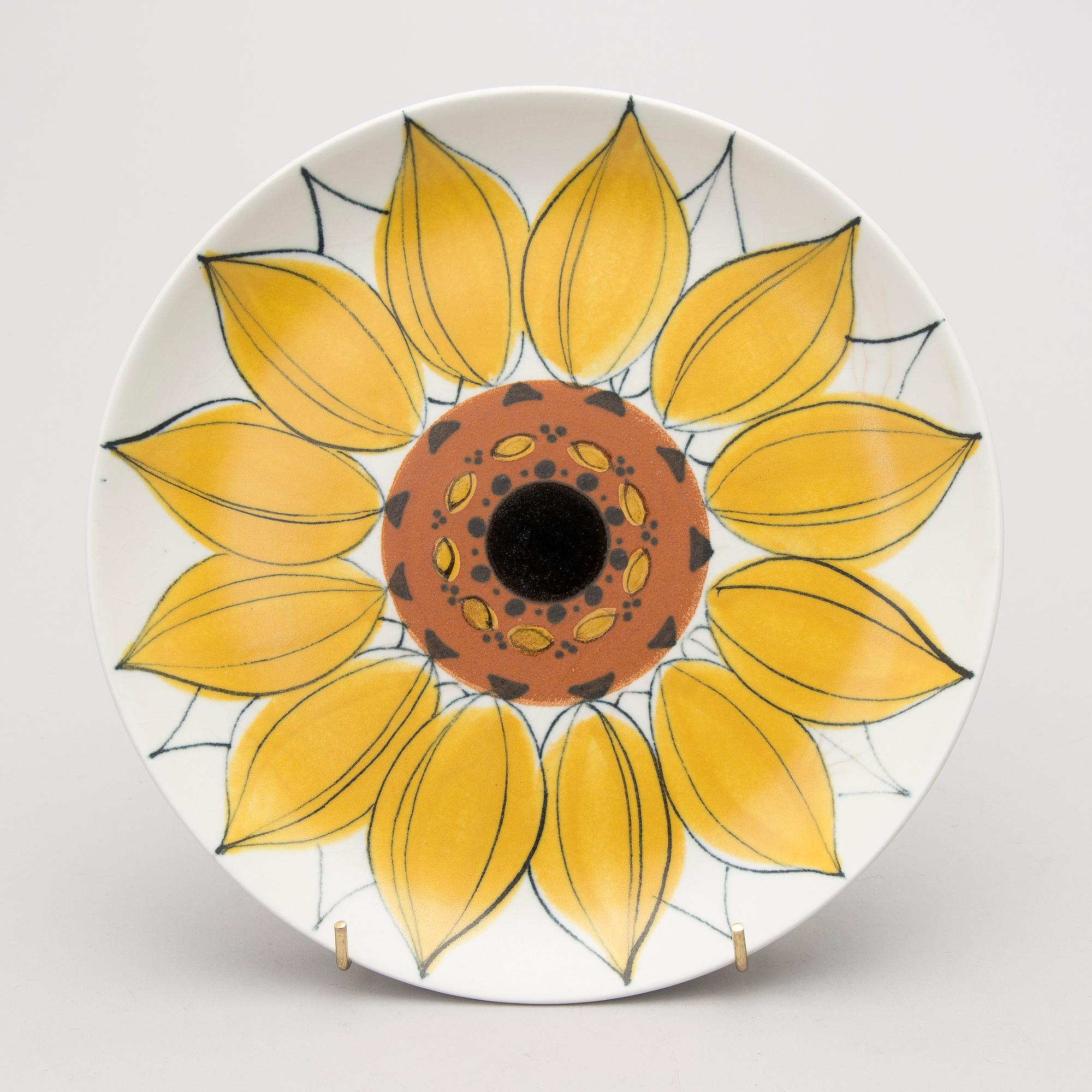 KAARINA AHO, A set of six faience "Sunflower" plates, model AR for Arabia, in production 1960-75.