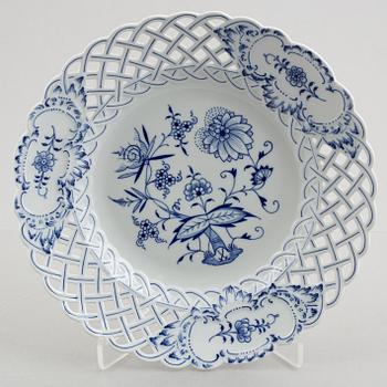 29 pieces of a "Zwiebelmuster" porcelain service, Meissen, Germany.