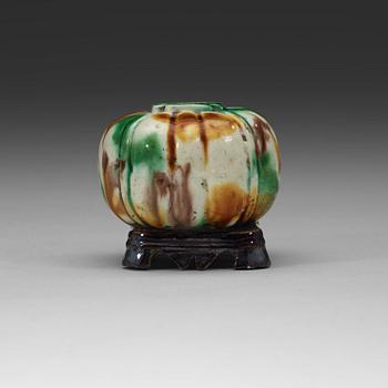 338. A sancai glazed water pot, Qing dynasty, 19th Century.