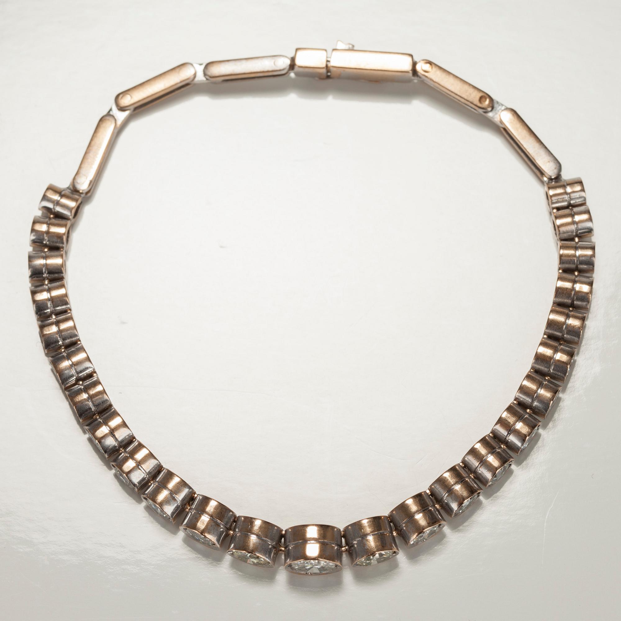ARMBAND, 18K guld, 25 st diamanter tot. ca 4 ct. Vikt 21,2 g.