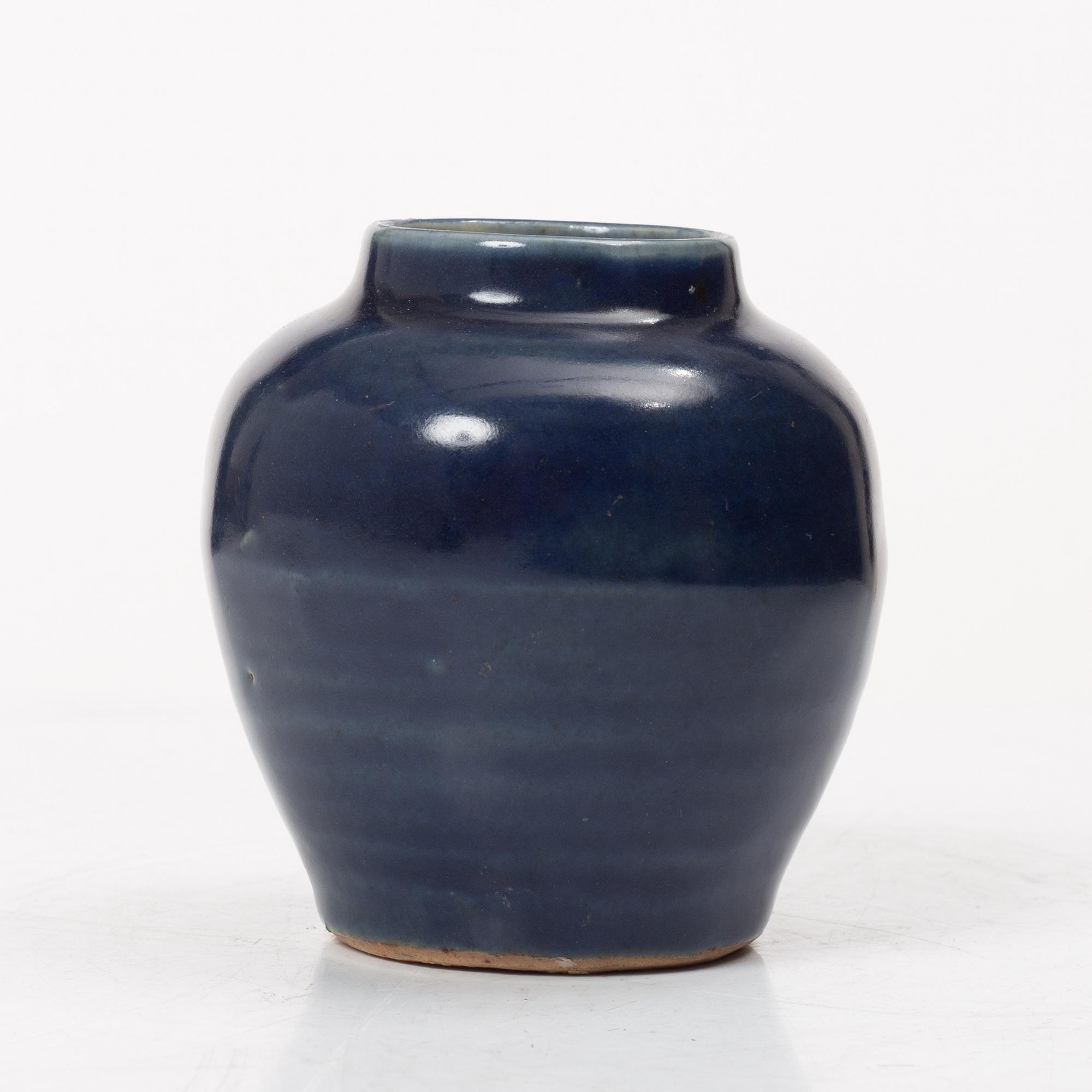 A Chinese blue glazed porcelain jar, 17th century.