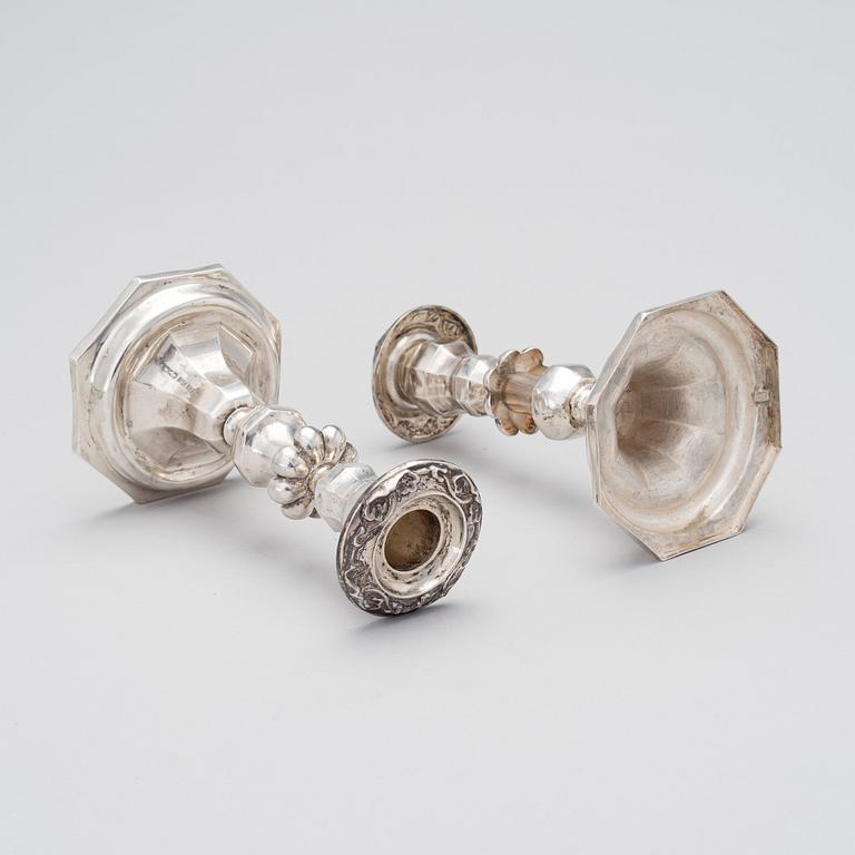 KYNTTILÄNJALKAPARI, hopeaa, Samuel Sjöblom, Pori 1859. Paino 198 g.