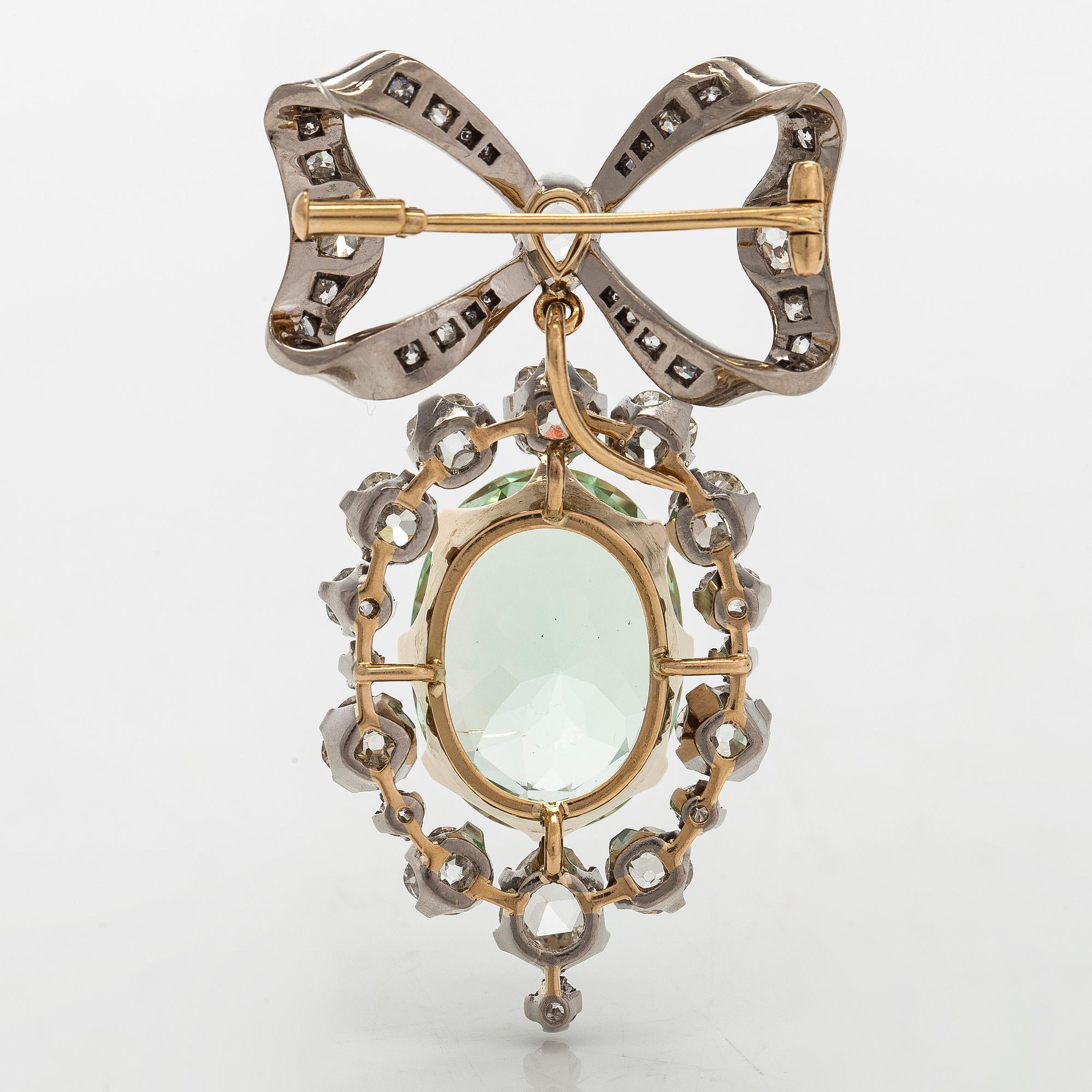 A. Tillander, a brooch/pendant in 18K gold, with an oval light green beryl, rose- and old-cut diamonds, Helsinki, 1968.