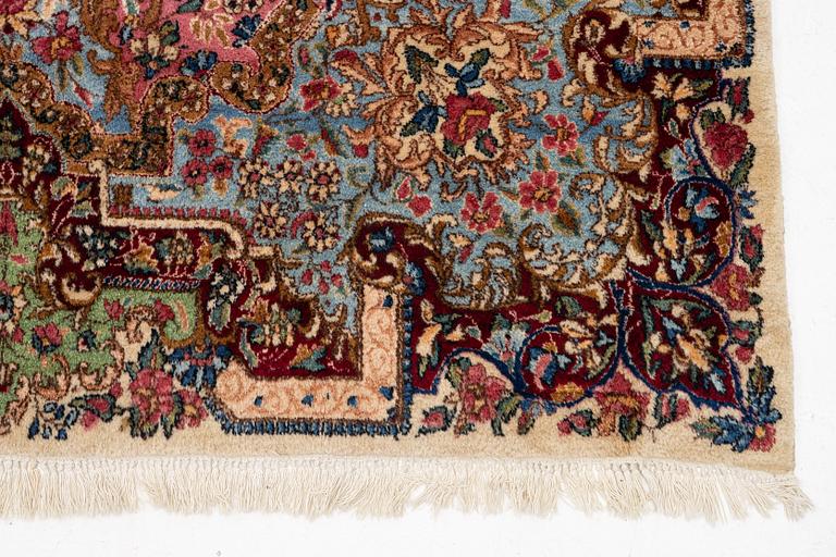 Matta, Kirman, ca 540 x 350 cm.