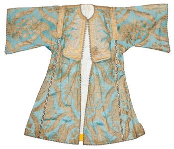 1187. TURKISK ROCK/KAFTAN, siden. Höjd 130,5 cm. Omkring 1900.